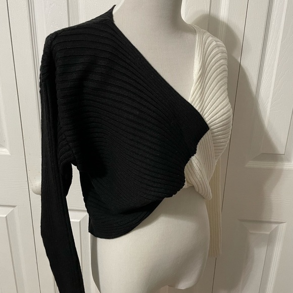 Lush Women’s NWT Twist front Black and White Cropped Sweater size Small - Picture 7 of 12